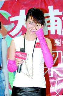 爆料梁咏琪坐飞机视频,甜蜜互动引网友热议